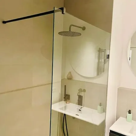 Large 1 Bedroom In Center Terrace & Parking-chiny1 아파트 *